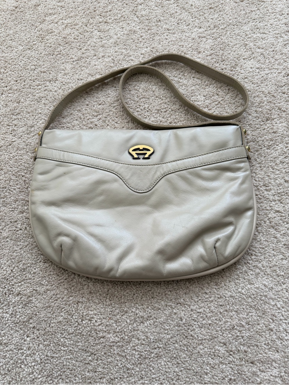 Vintage Etienne Aigner cream leather shoulder bag gold tone horseshoe logo